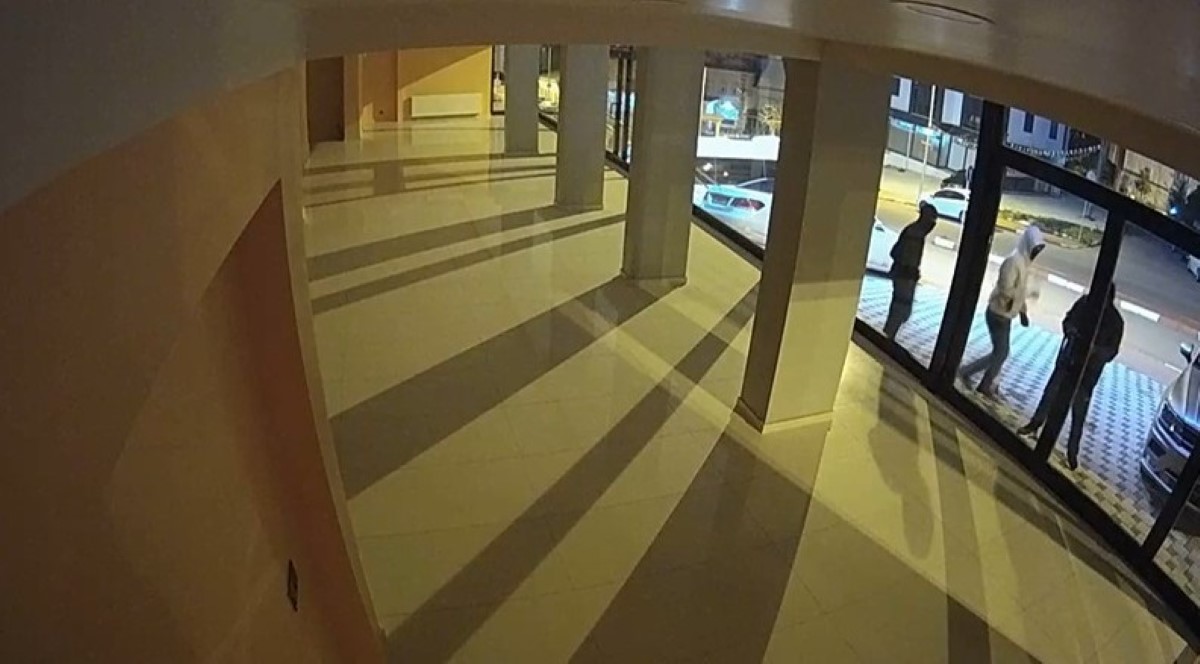 Dükkanda ilk siftahı hırsızlar yaptı, 60 kiloluk kombiyi çaldılar