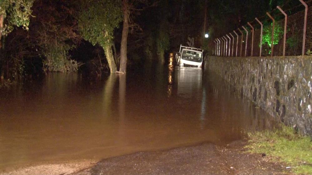 Beykoz’da dere taştı, yol sular altında kaldı...Mahsur kalan 3 kişi böyle kurtarıldı