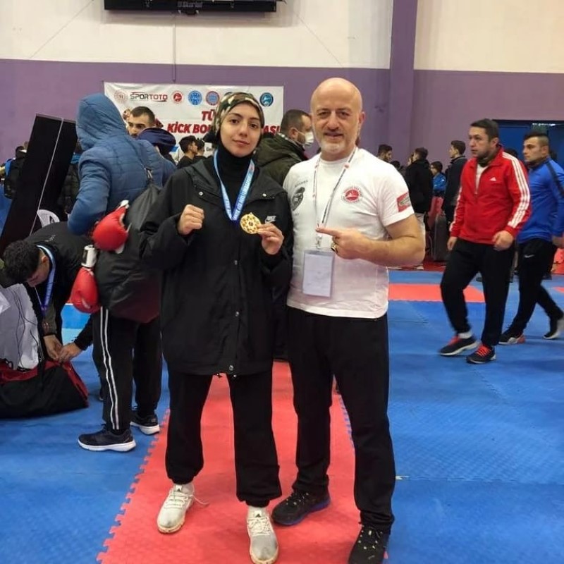Kick Boks Türkiye şampiyonu oldu, başarısını kanser olan babasına armağan etti