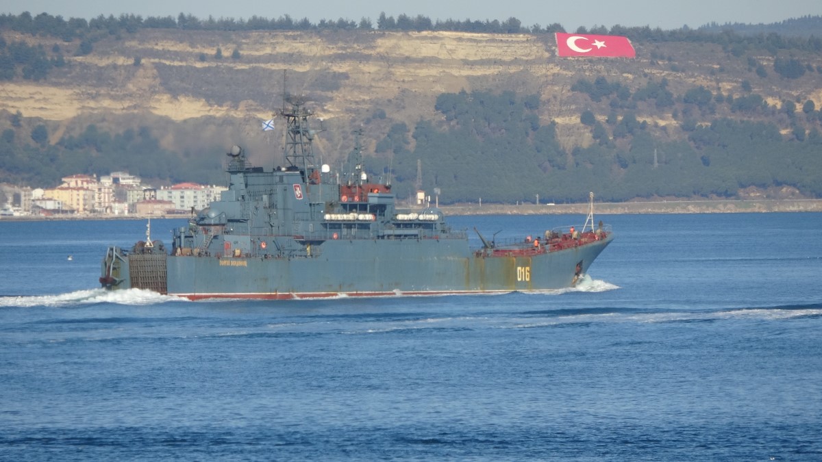 Rus savaş gemileri peş peşe Çanakkale Boğazı’ndan geçti