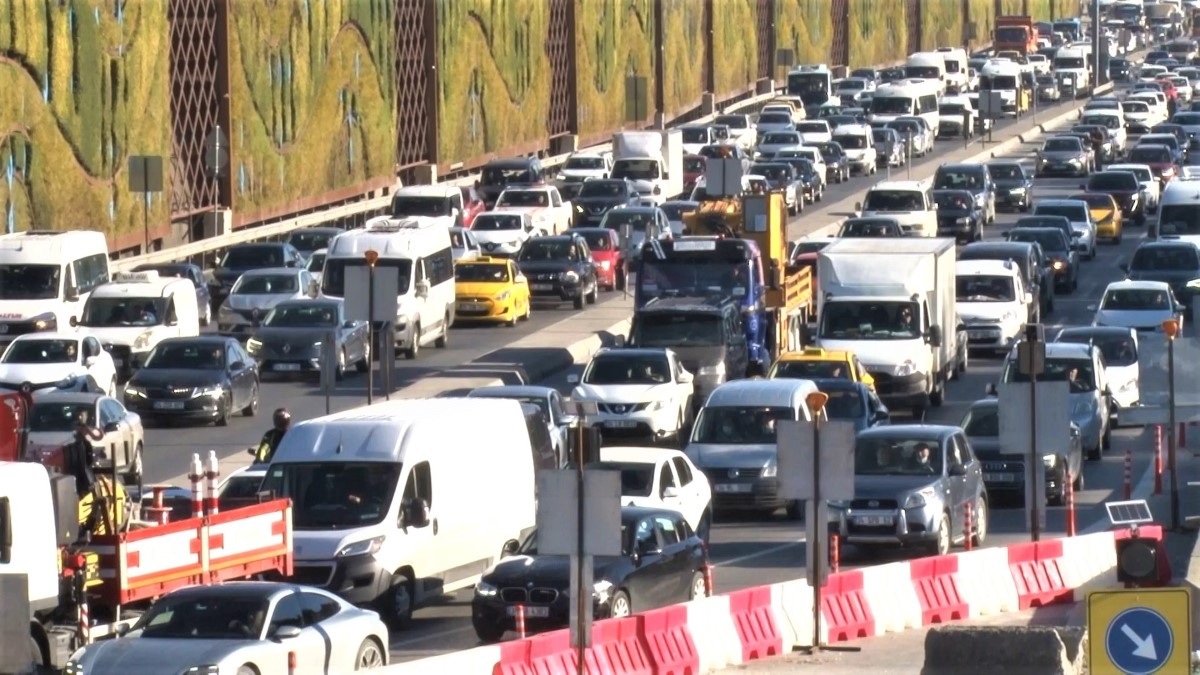 Maltepe’de bitmeyen yol çalışması trafik çilesini ikiye katladı