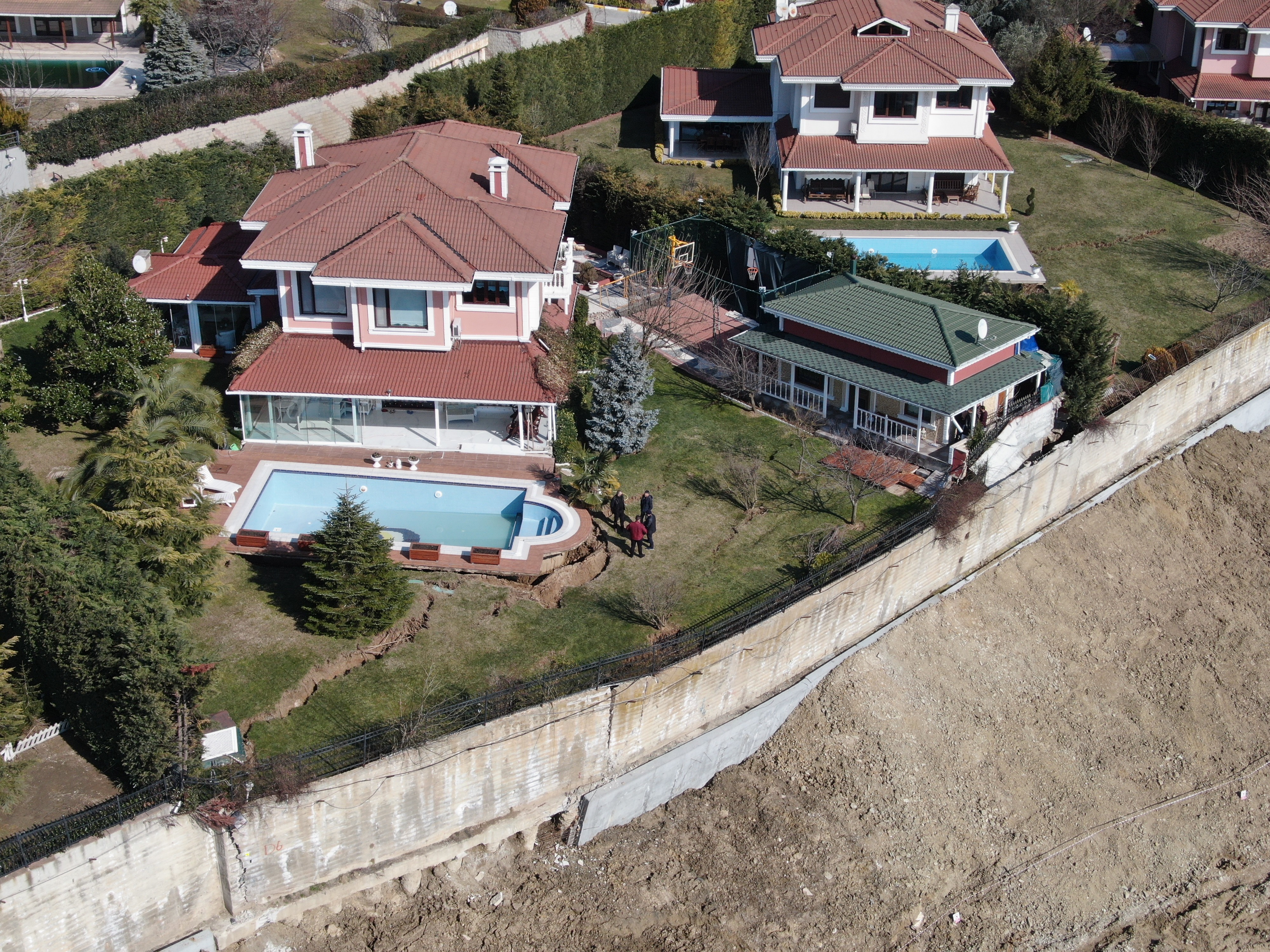 Milyonluk villalarda çökme tehlikesi