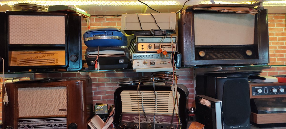 Çöpe gidecek radyoları ve gramofonları ilk günkü ihtişamına kavuşturuyor