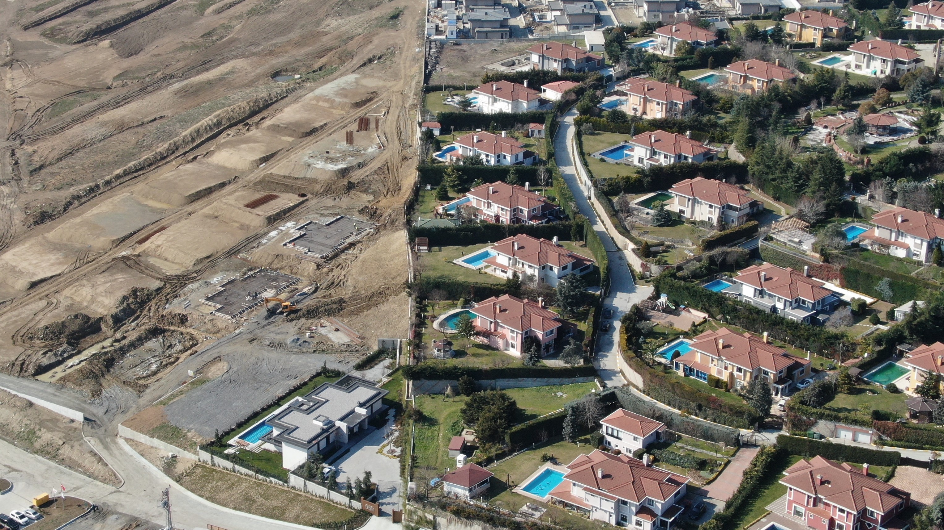 Milyonluk villalarda çökme tehlikesi