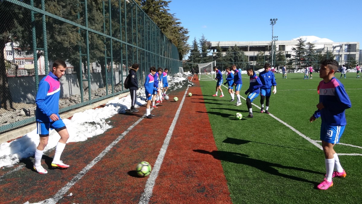 Futbol tutkusuyla 8 ayda kanseri yenen genç futbolcu sahalara geri döndü