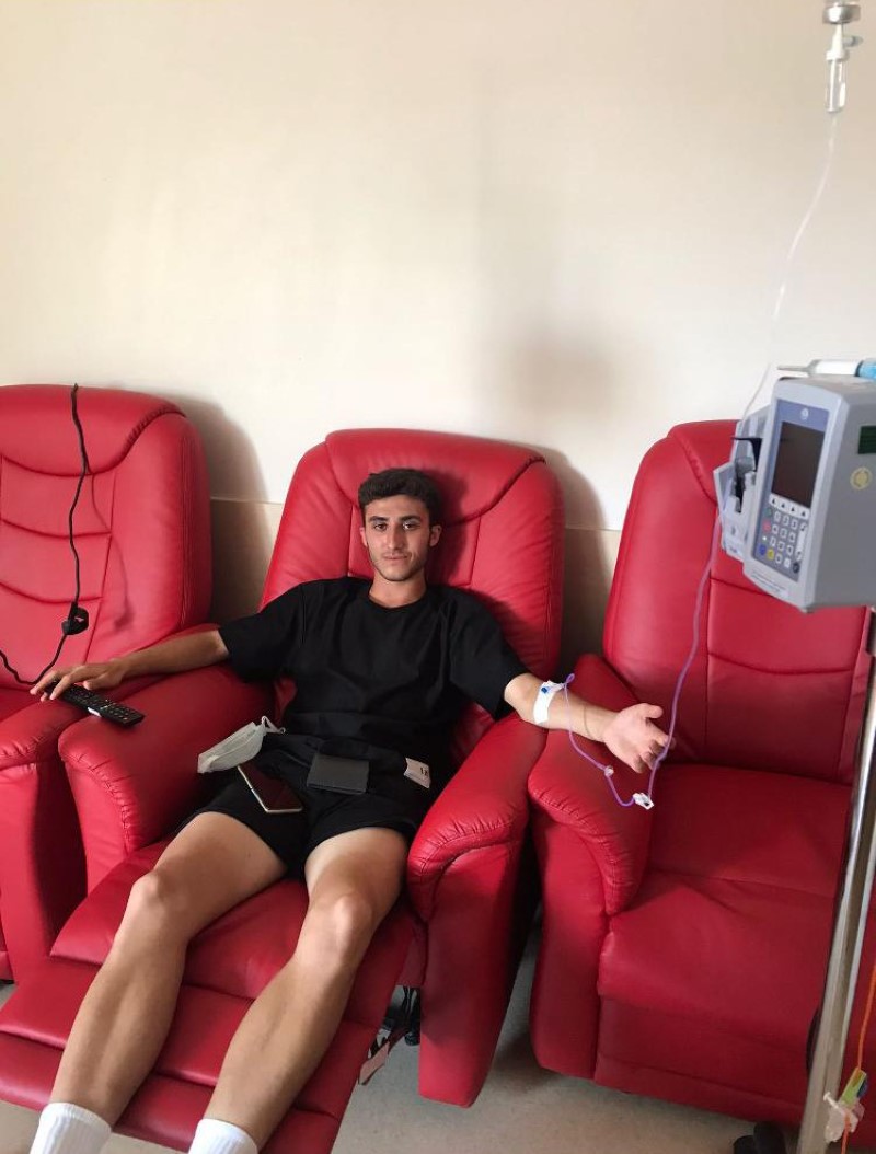 Futbol tutkusuyla 8 ayda kanseri yenen genç futbolcu sahalara geri döndü