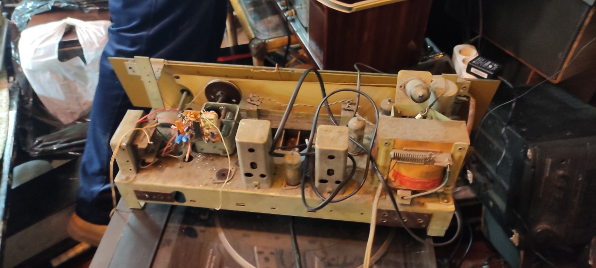 Çöpe gidecek radyoları ve gramofonları ilk günkü ihtişamına kavuşturuyor