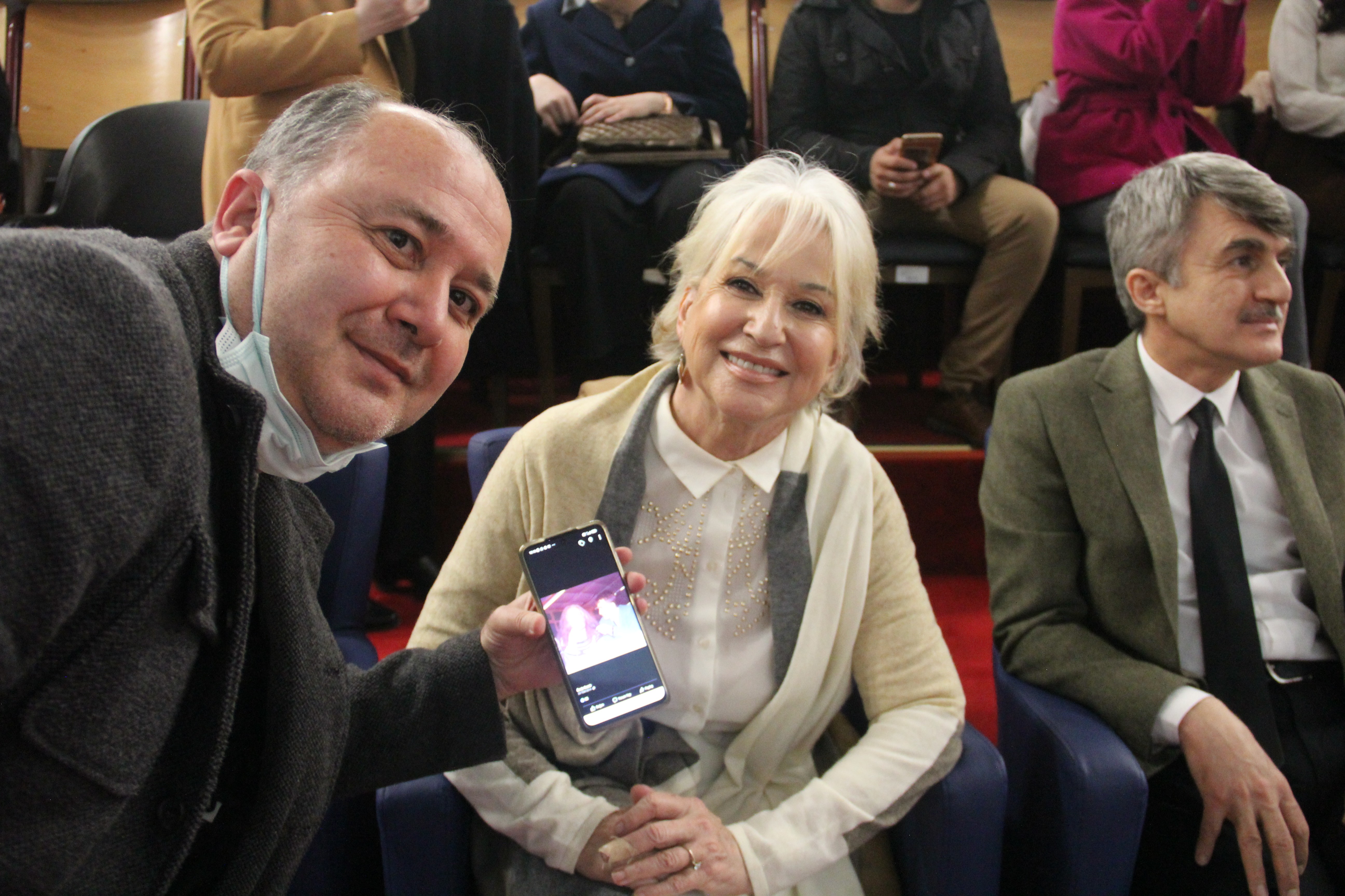 25 yıllık fotoğraf Lale Manço'yu duygulandırdı