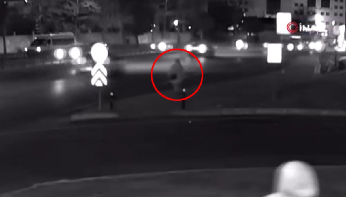 Kırmızı ışıkta yolun karşısına geçmek isteyen kadına otomobil çarptı