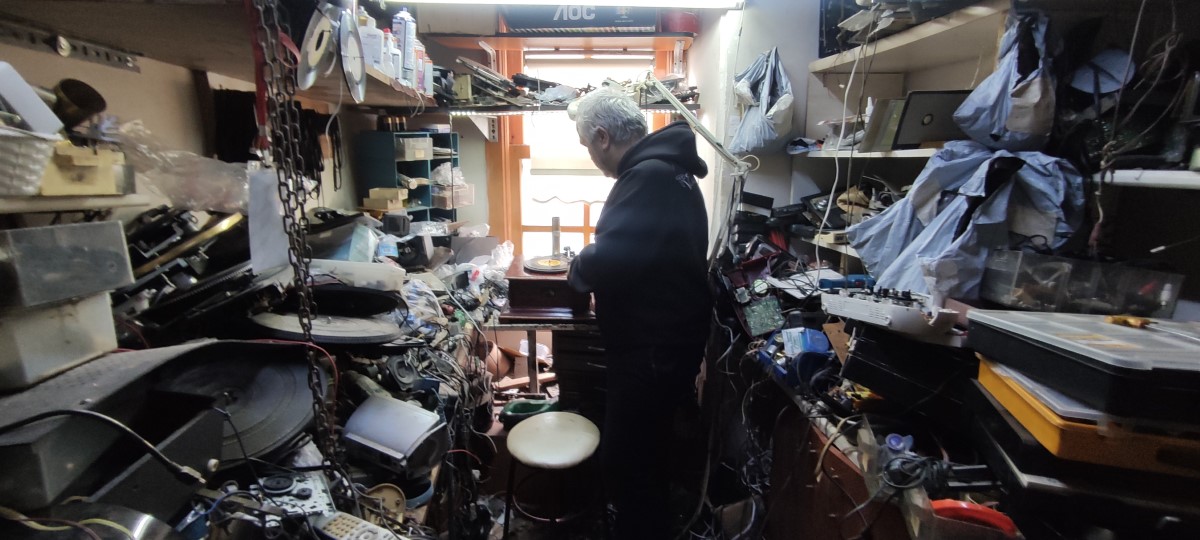 Çöpe gidecek radyoları ve gramofonları ilk günkü ihtişamına kavuşturuyor