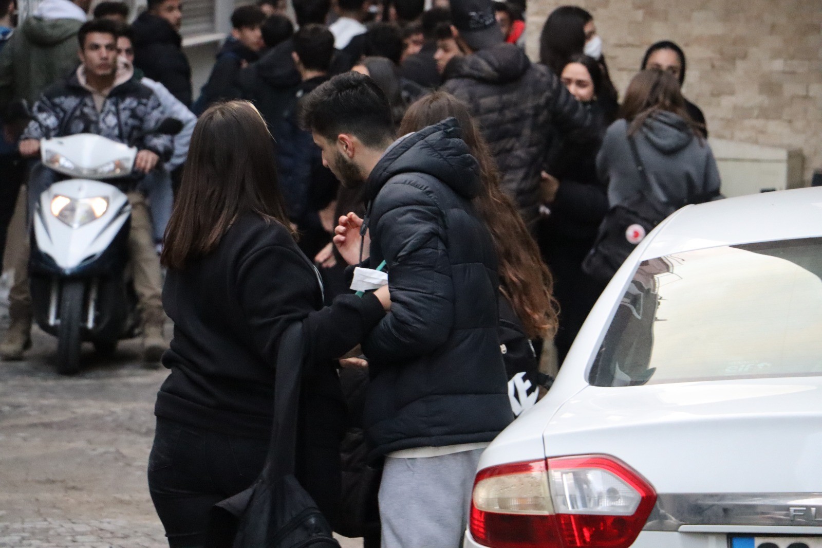 Kuşadası’nda liselilerin meydan kavgası kanlı bitti