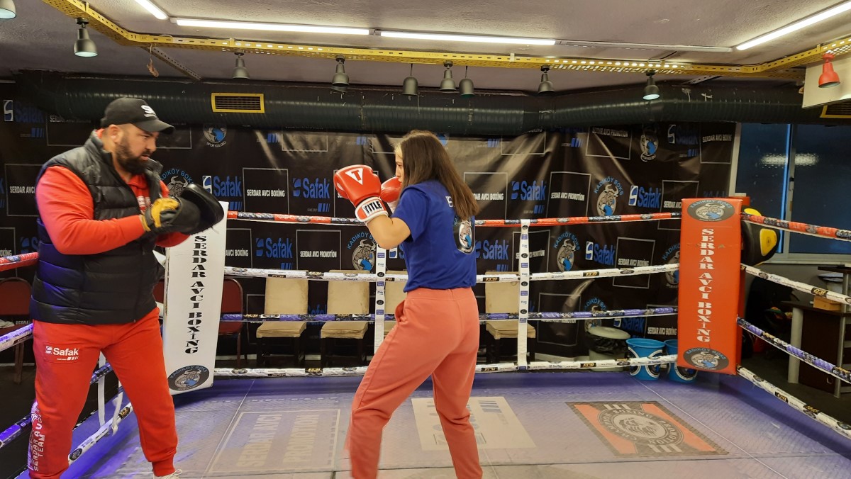 WBC gümüş kemer maçına çıkacak ilk Türk kadın boksör