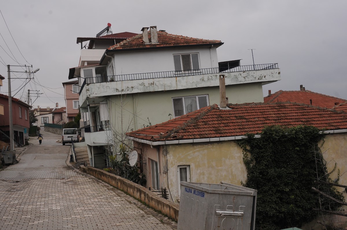 Yalova’da deprem olmadan evler yıkılıyor