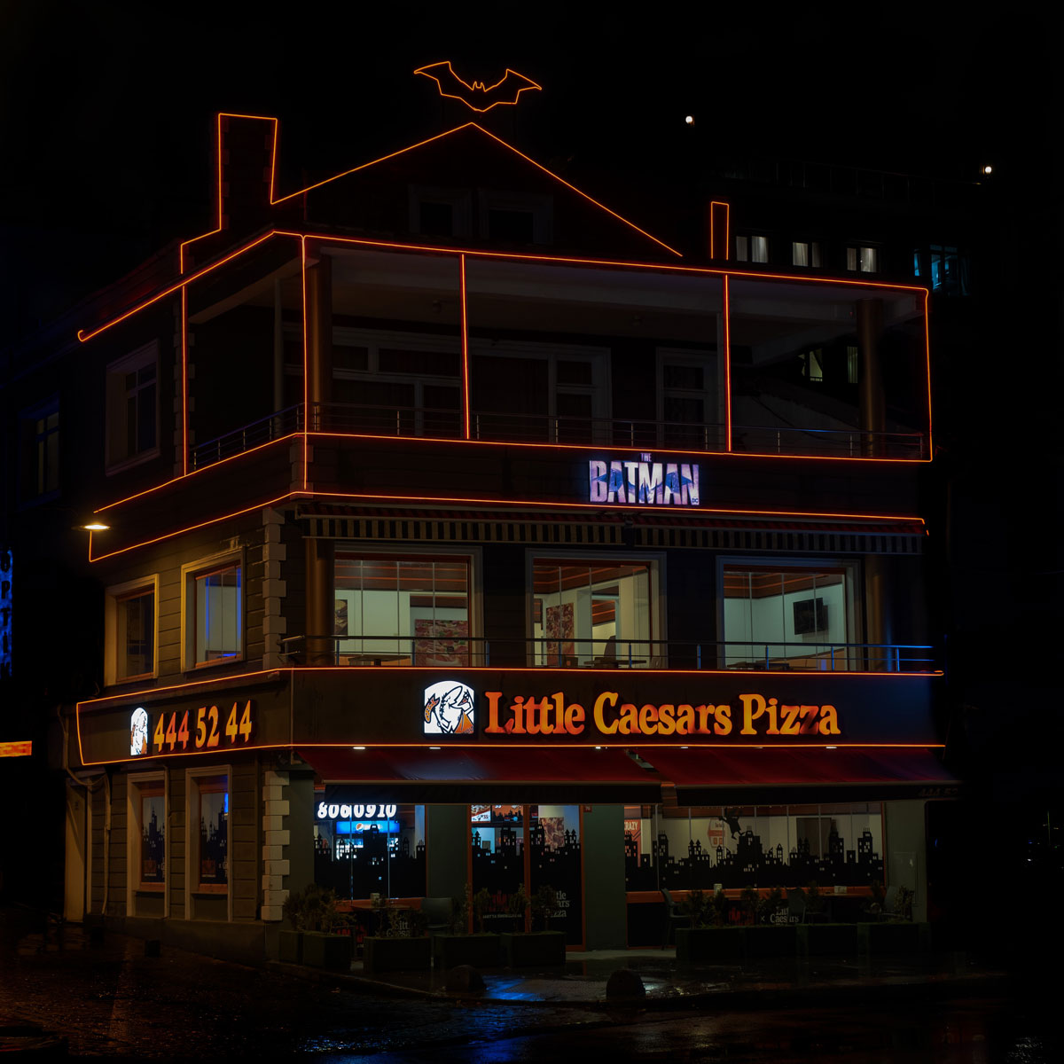 Little Caesars Haliç’te özel tasarımlı şubesiyle Batman’i selamlıyor