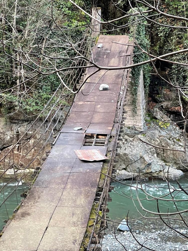 Artvin’de define avcıları dereyi köstebek yuvasına çevirdi