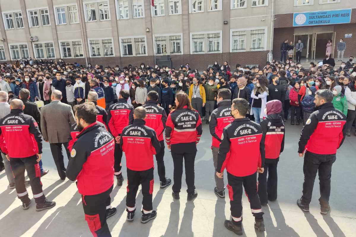 Sultangazi’deki okullarda eş zamanlı deprem tatbikatı yapıldı