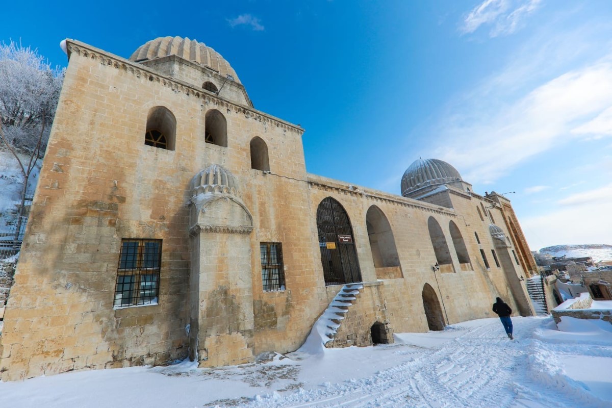 Beyaz gelinliğini giyen Mardin'de kartpostallık manzaralar oluştu