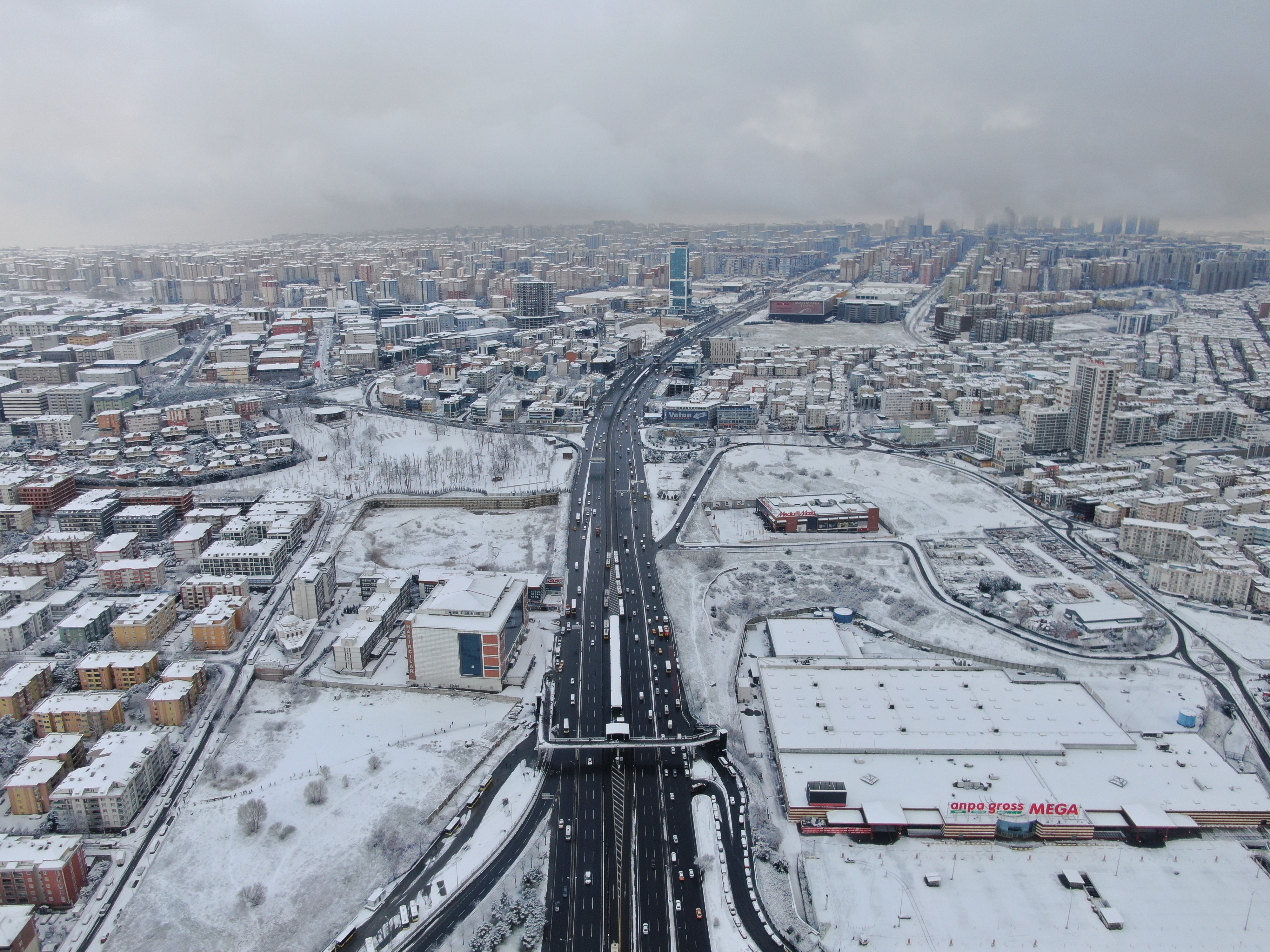 Beyaza bürünen Esenyurt havadan görüntülendi