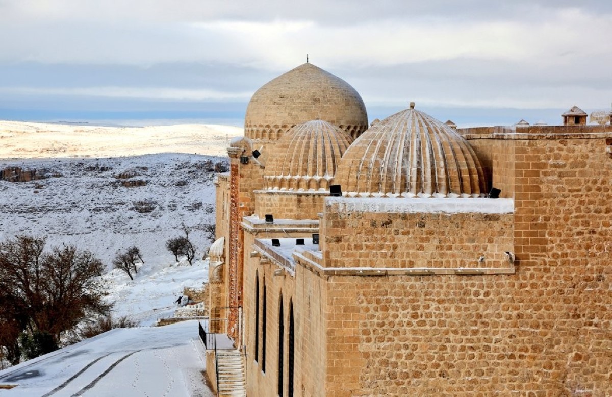Beyaz gelinliğini giyen Mardin'de kartpostallık manzaralar oluştu