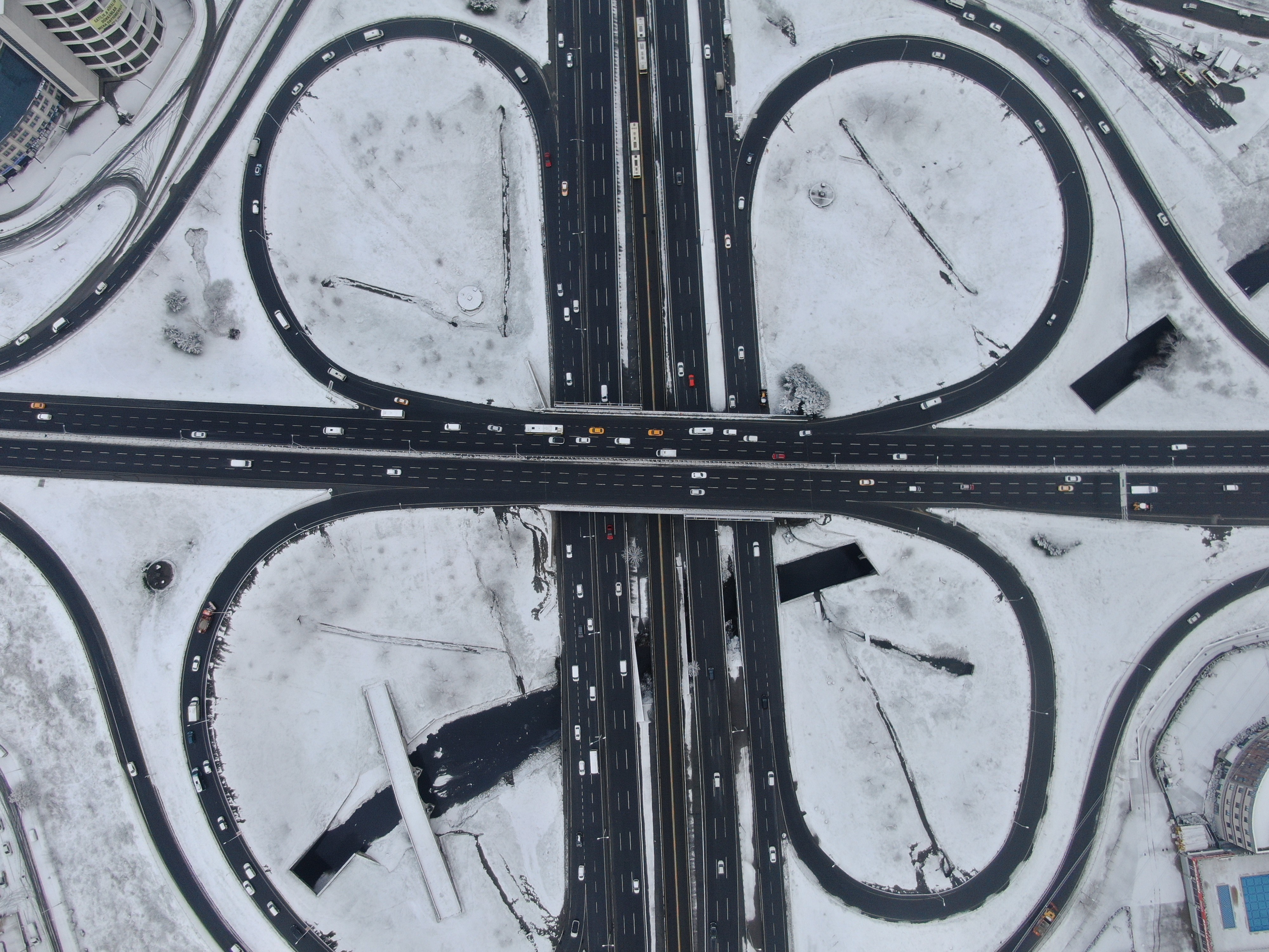 Beyaza bürünen Esenyurt havadan görüntülendi