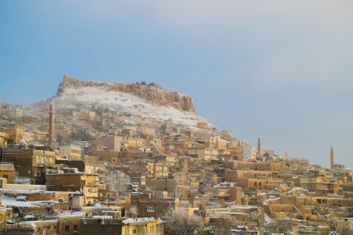 Beyaz gelinliğini giyen Mardin'de kartpostallık manzaralar oluştu