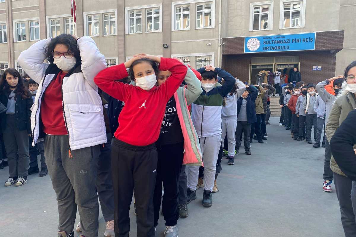 Sultangazi’deki okullarda eş zamanlı deprem tatbikatı yapıldı