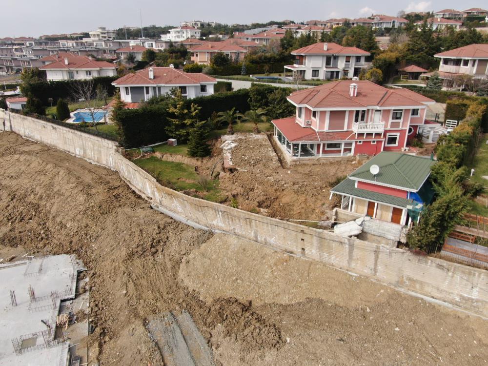 Büyükçekmece’de inşaat nedeniyle kayan milyonluk villalarda son durum havadan görüntülendi