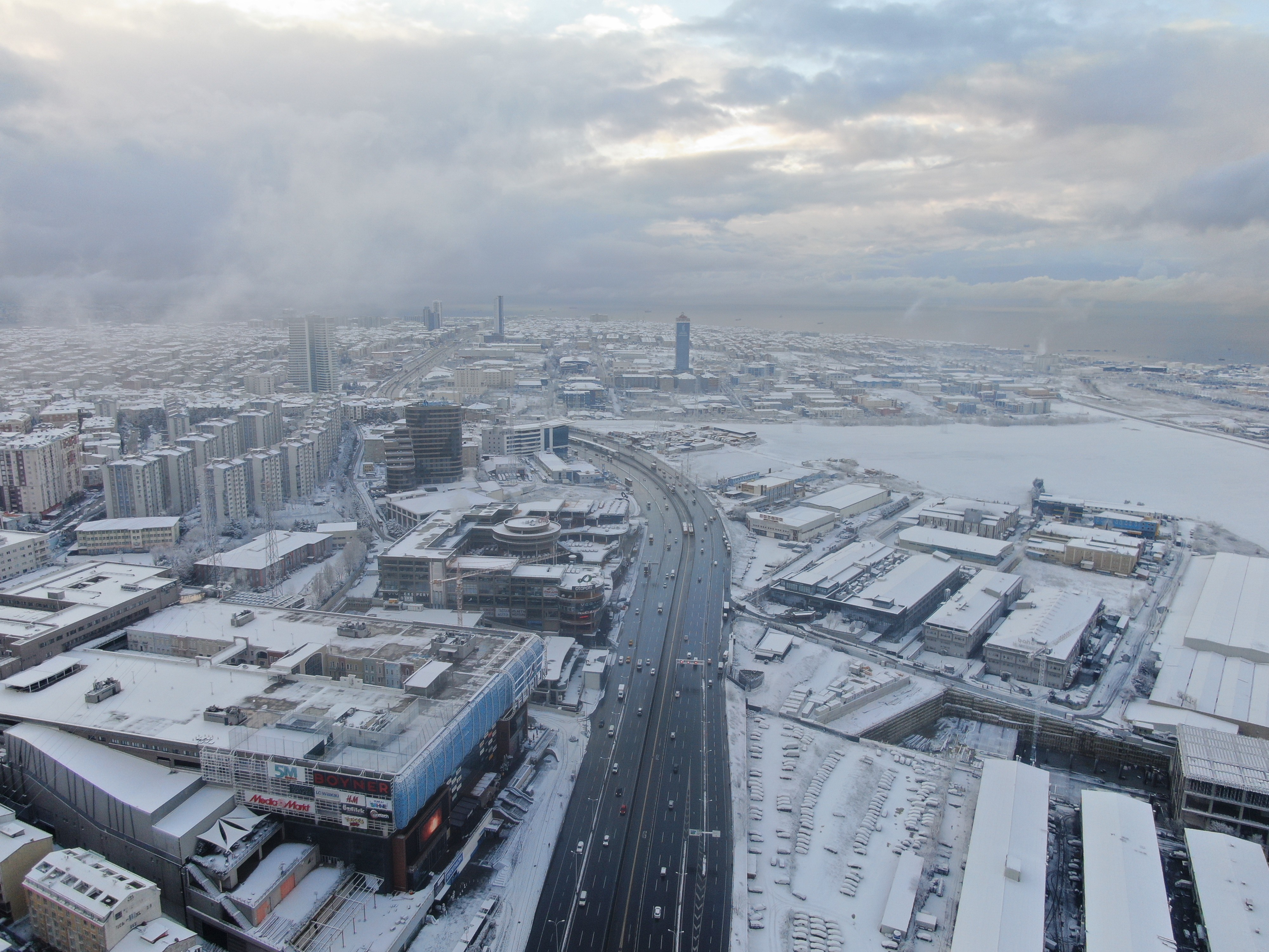 Beyaza bürünen Esenyurt havadan görüntülendi