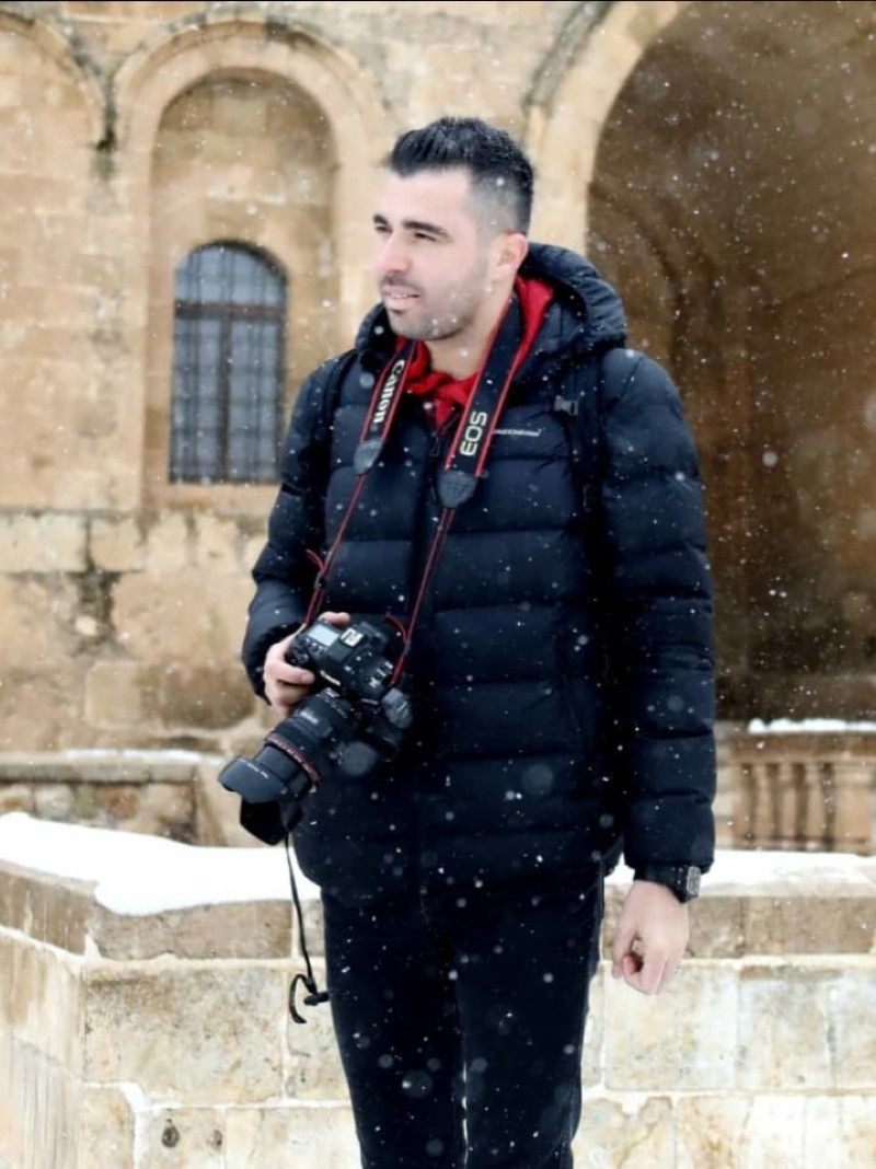 Beyaz gelinliğini giyen Mardin'de kartpostallık manzaralar oluştu