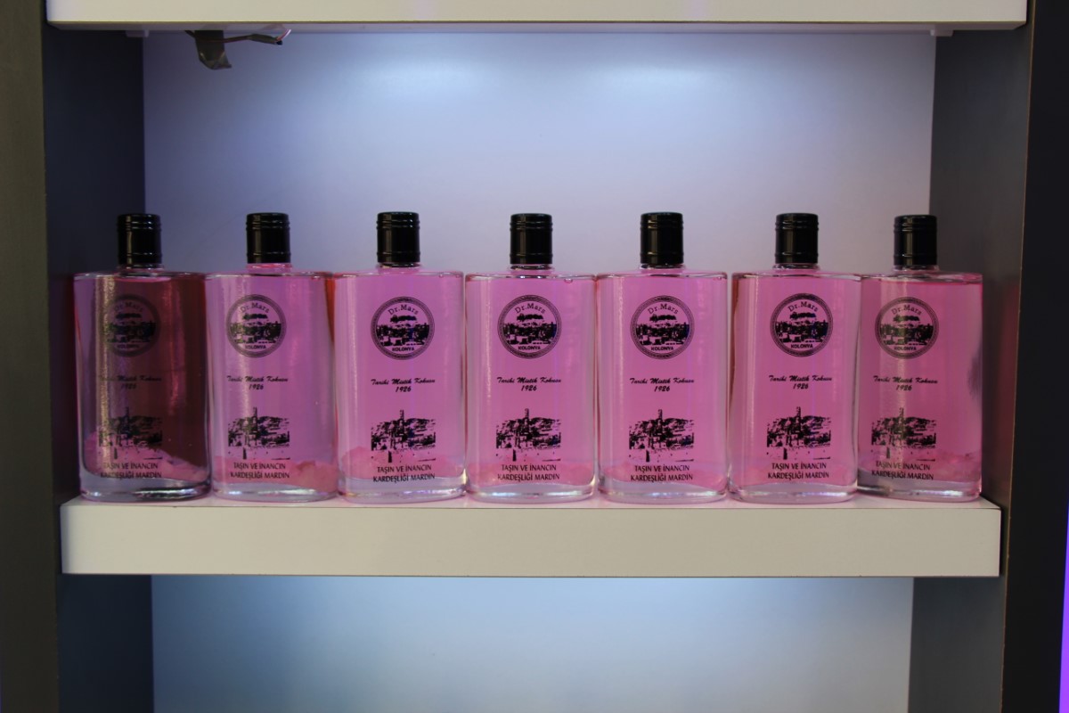 Pembe kuvars taşından üretilen kolonya gençlerin ilgi odağı oldu