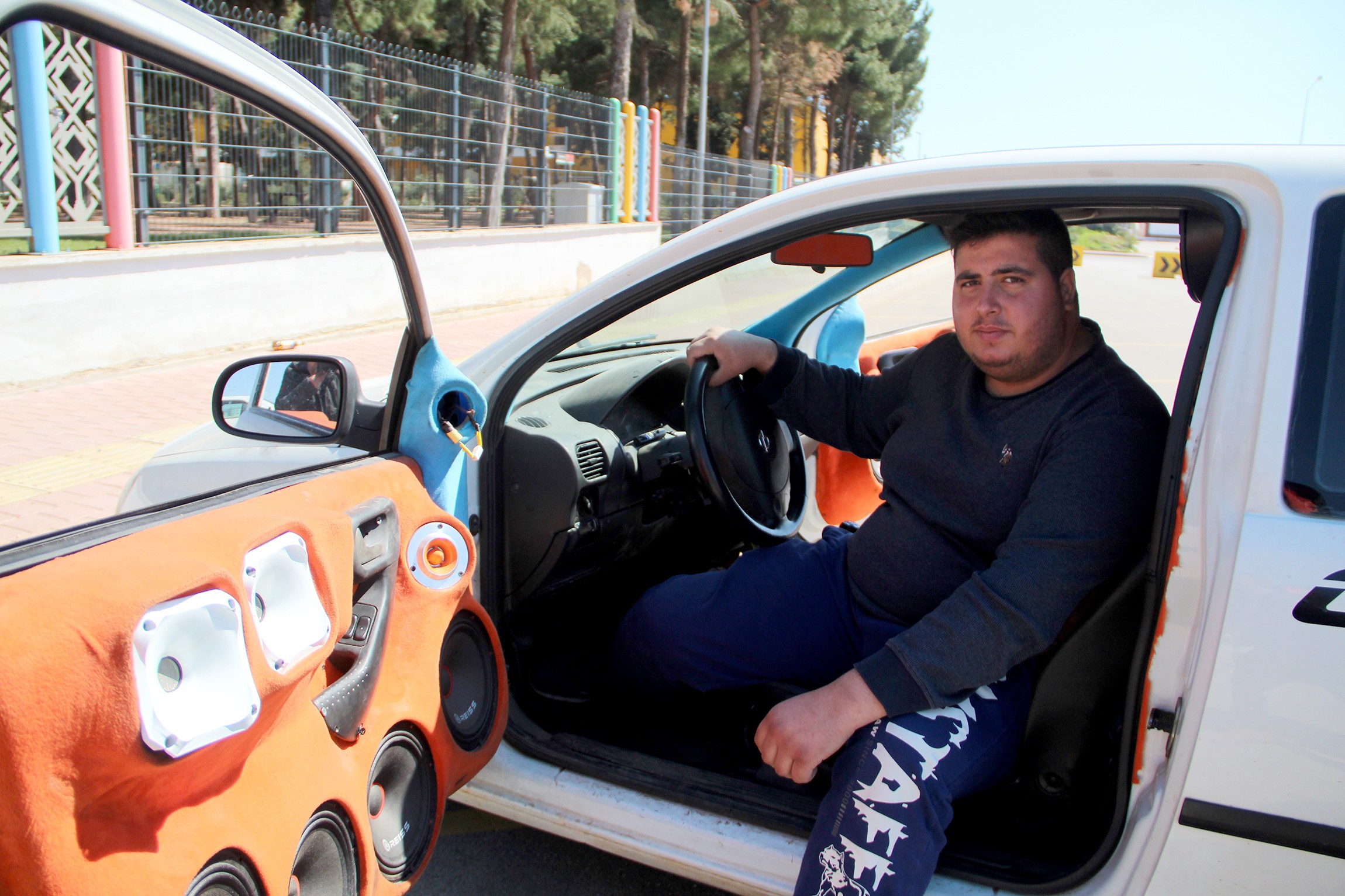 Hayalini gerçekleştirmek için 60 bin TL'lik, aracına 140 bin TL'lik ses sistemi döşetti