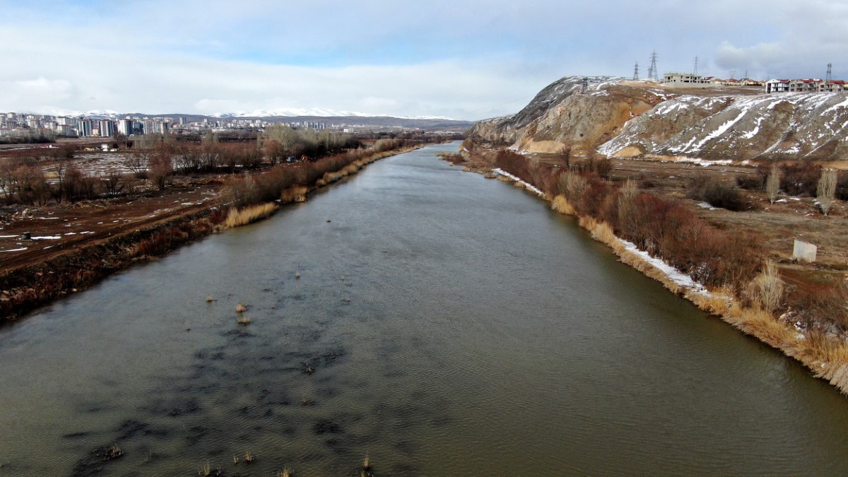 Otlağa dönüşen Kızılırmak’ta şimdi saniyede 56 metreküp su akıyor