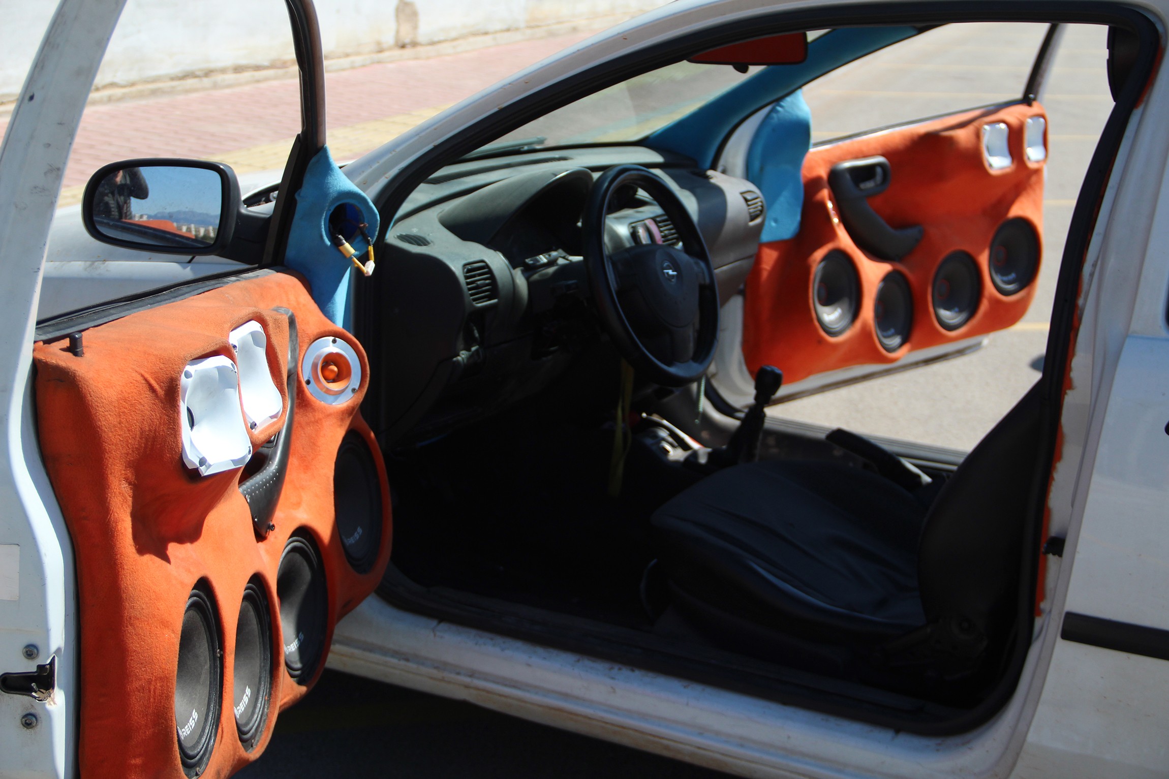 Hayalini gerçekleştirmek için 60 bin TL'lik, aracına 140 bin TL'lik ses sistemi döşetti