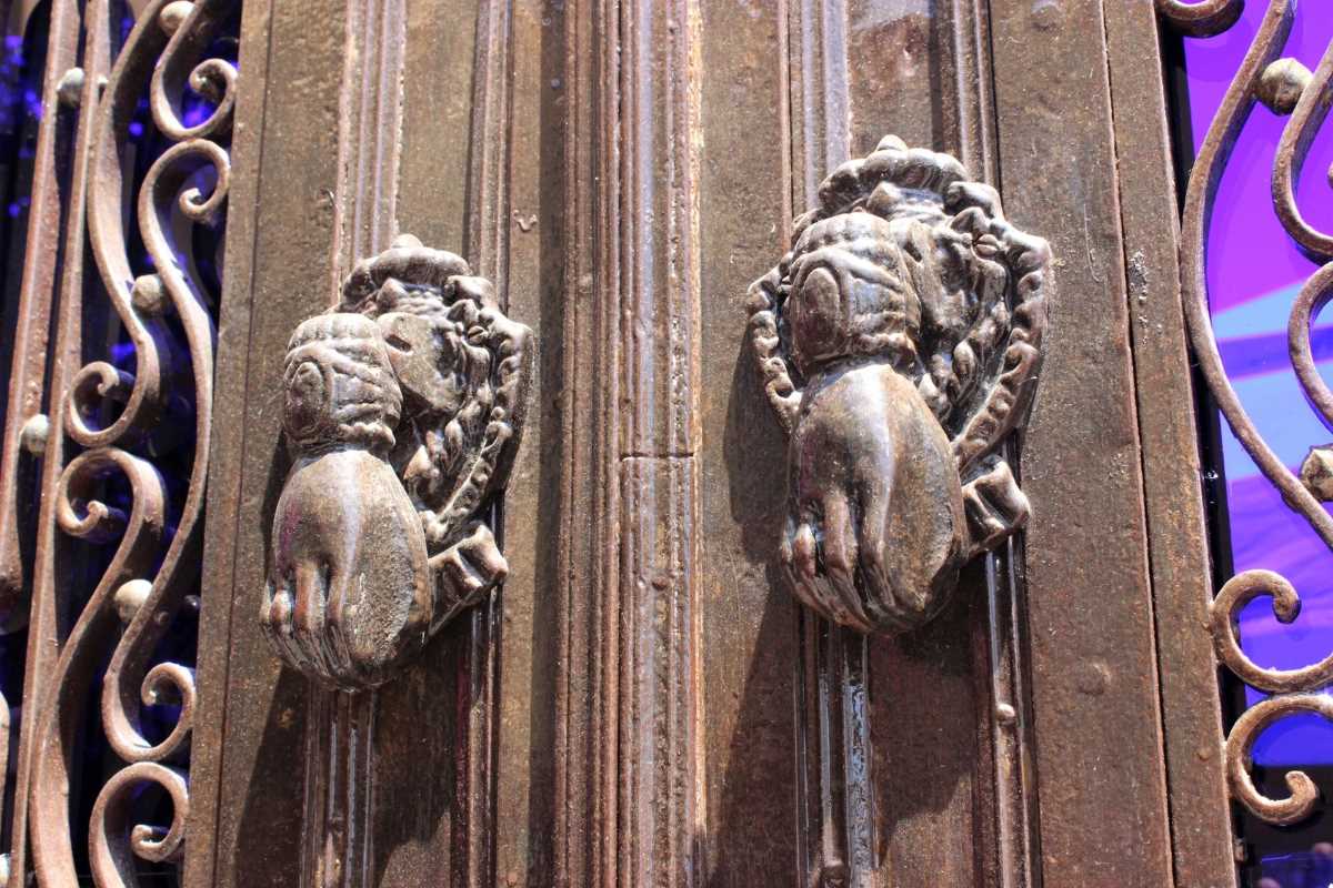 Tarihi kapı tokmakları sadece süs değil, birer emoji