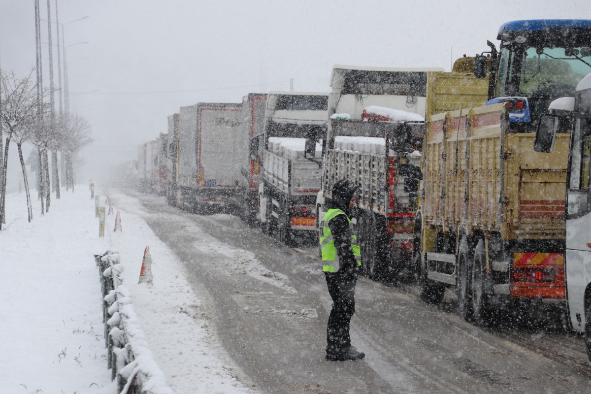 Amasya’da karlı yolda tır kontrolden çıktı, uzun araç kuyruğu oluştu