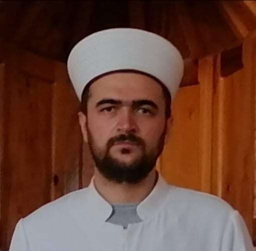 Namaz kılmak için camide elektrikli ısıtıcıyı çalıştıran gençten iç ısıtan hareket