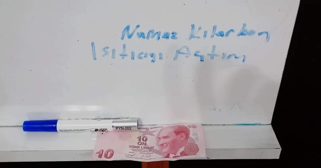 Namaz kılmak için camide elektrikli ısıtıcıyı çalıştıran gençten iç ısıtan hareket