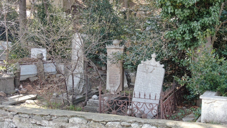Ünlü yazar Recaizade Mahmud Ekrem'in mezarı harabeye döndü