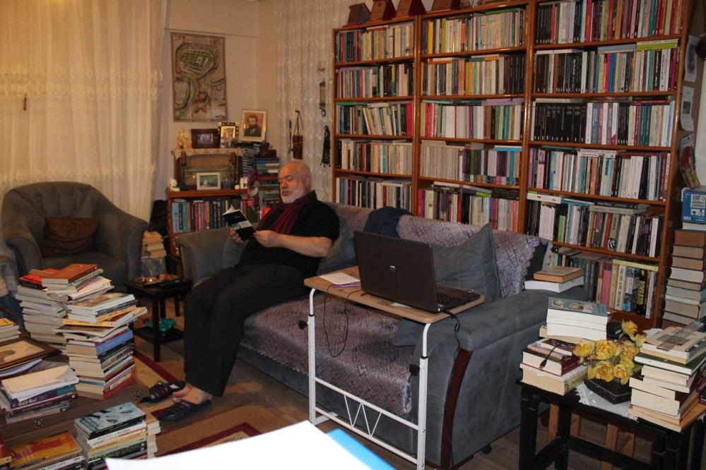 Evinde 4 tır dolusu kitap bulunan öğretim üyesinin yatağı bile kitaptan