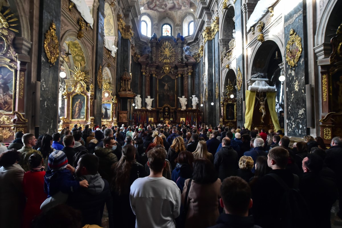 Lviv'de halk Rusya'nın saldırıları sonrası kiliseleri doldurdu