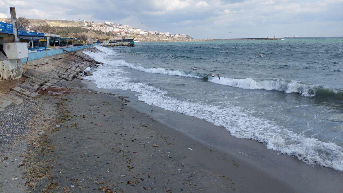 Marmara'da deniz ulaşımına poyraz engeli: Bir kayık battı