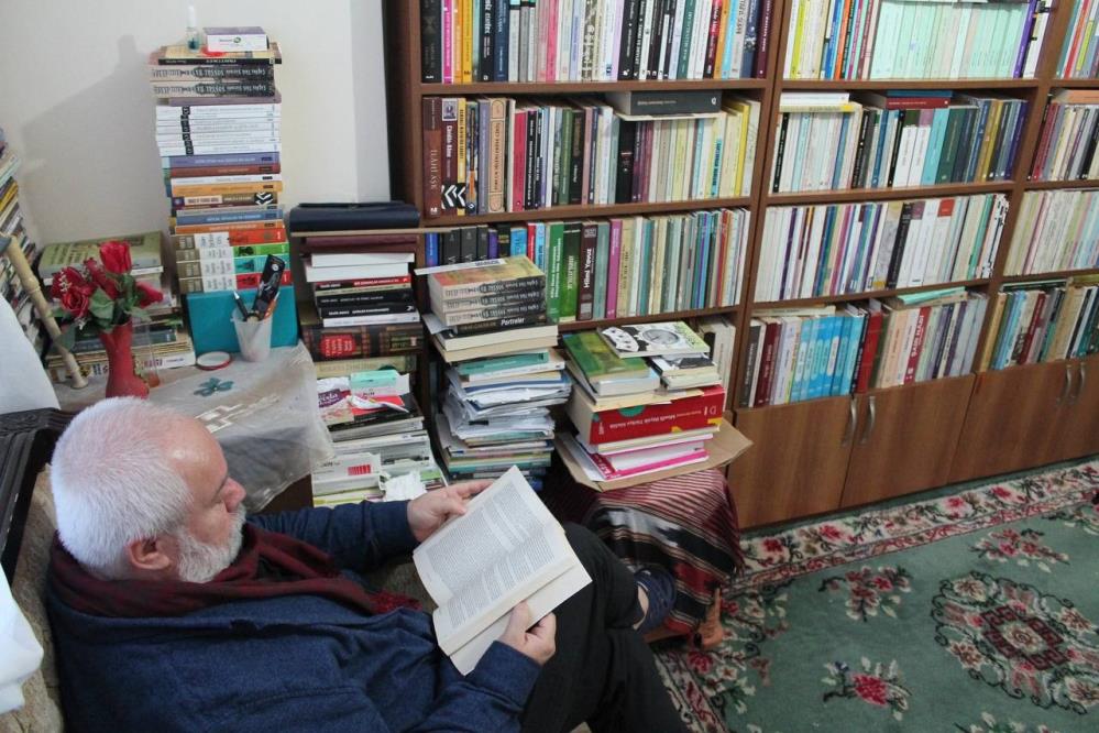 Evinde 4 tır dolusu kitap bulunan öğretim üyesinin yatağı bile kitaptan