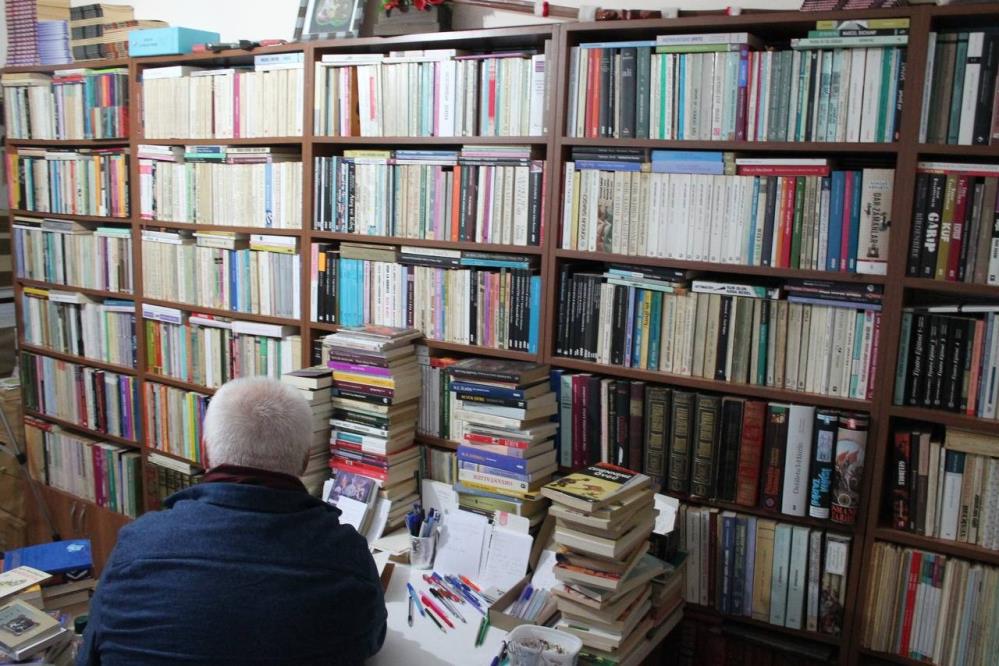 Evinde 4 tır dolusu kitap bulunan öğretim üyesinin yatağı bile kitaptan