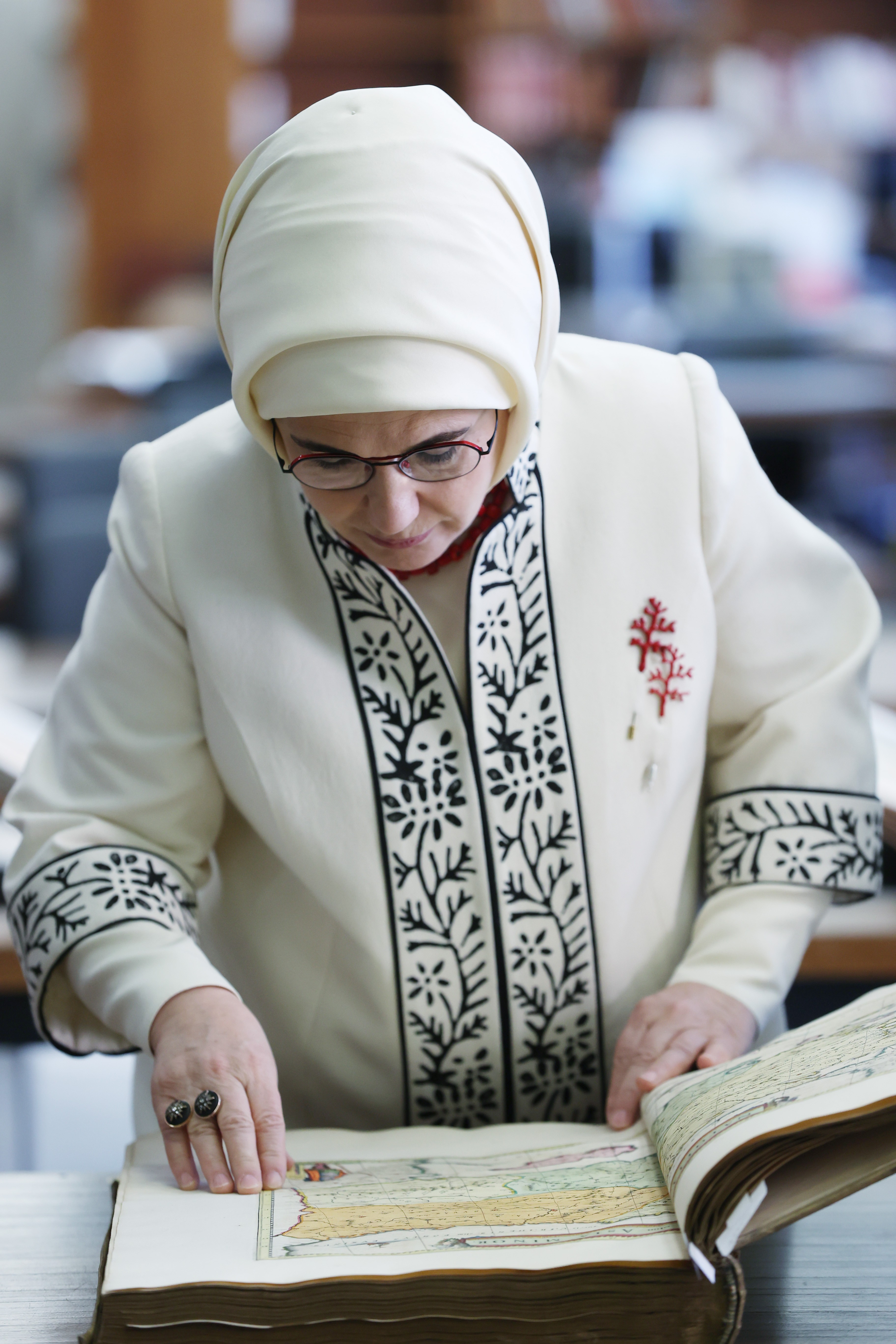 Emine Erdoğan, Belçika Kraliyet Kütüphanesi'ni ziyaret etti