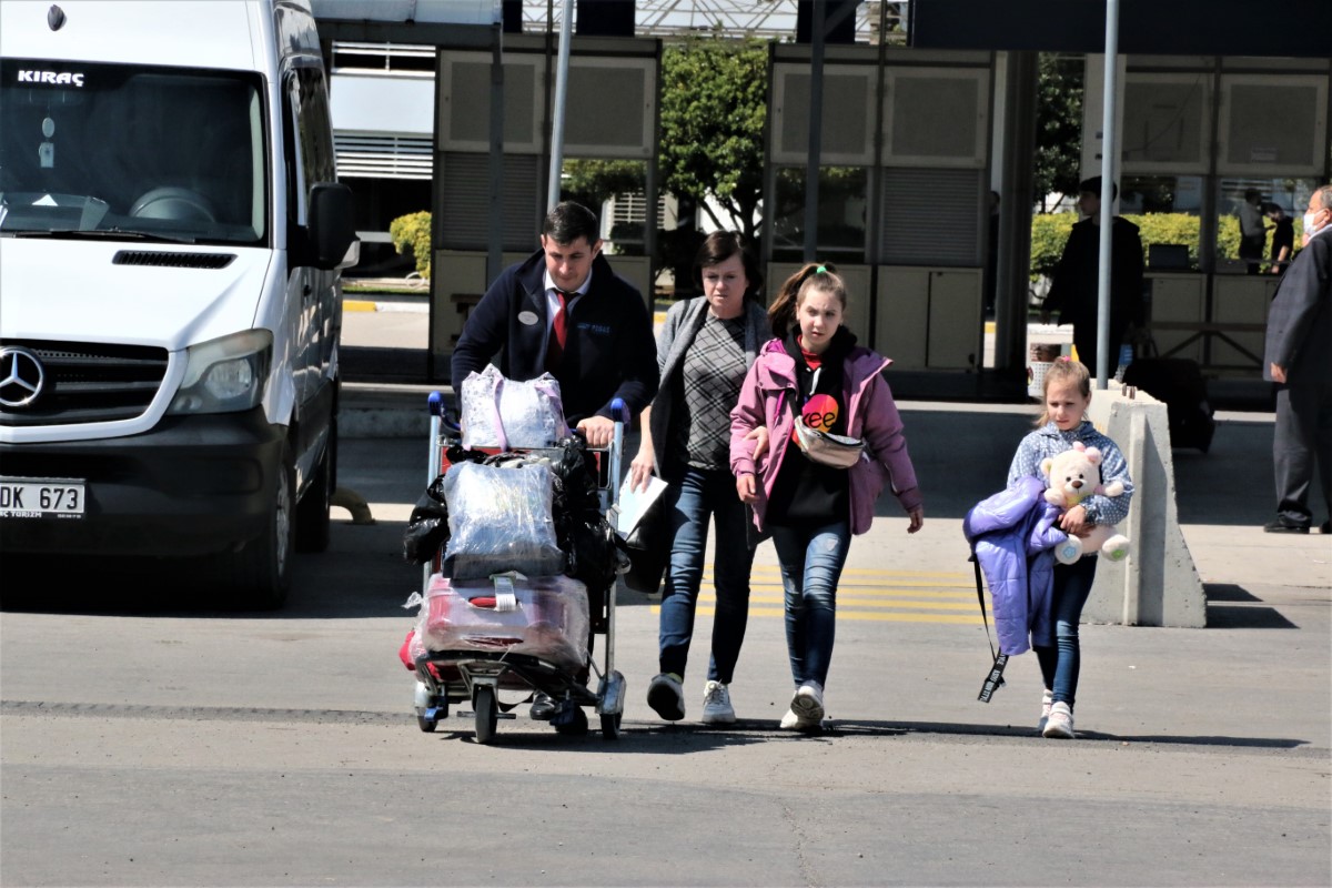Savaştan kurtardığı oyuncak ayıcığını bir an olsun elinden bırakmadı
