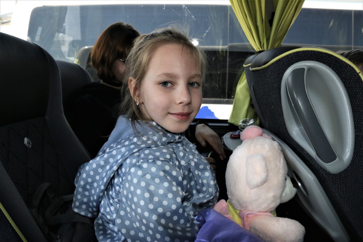 Savaştan kurtardığı oyuncak ayıcığını bir an olsun elinden bırakmadı