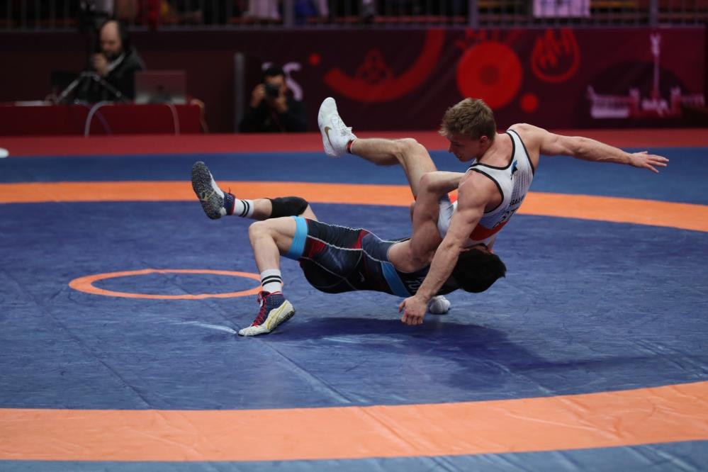 Erkeklerde iki milli güreşçi yarı finalde