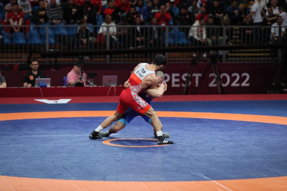 Erkeklerde iki milli güreşçi yarı finalde