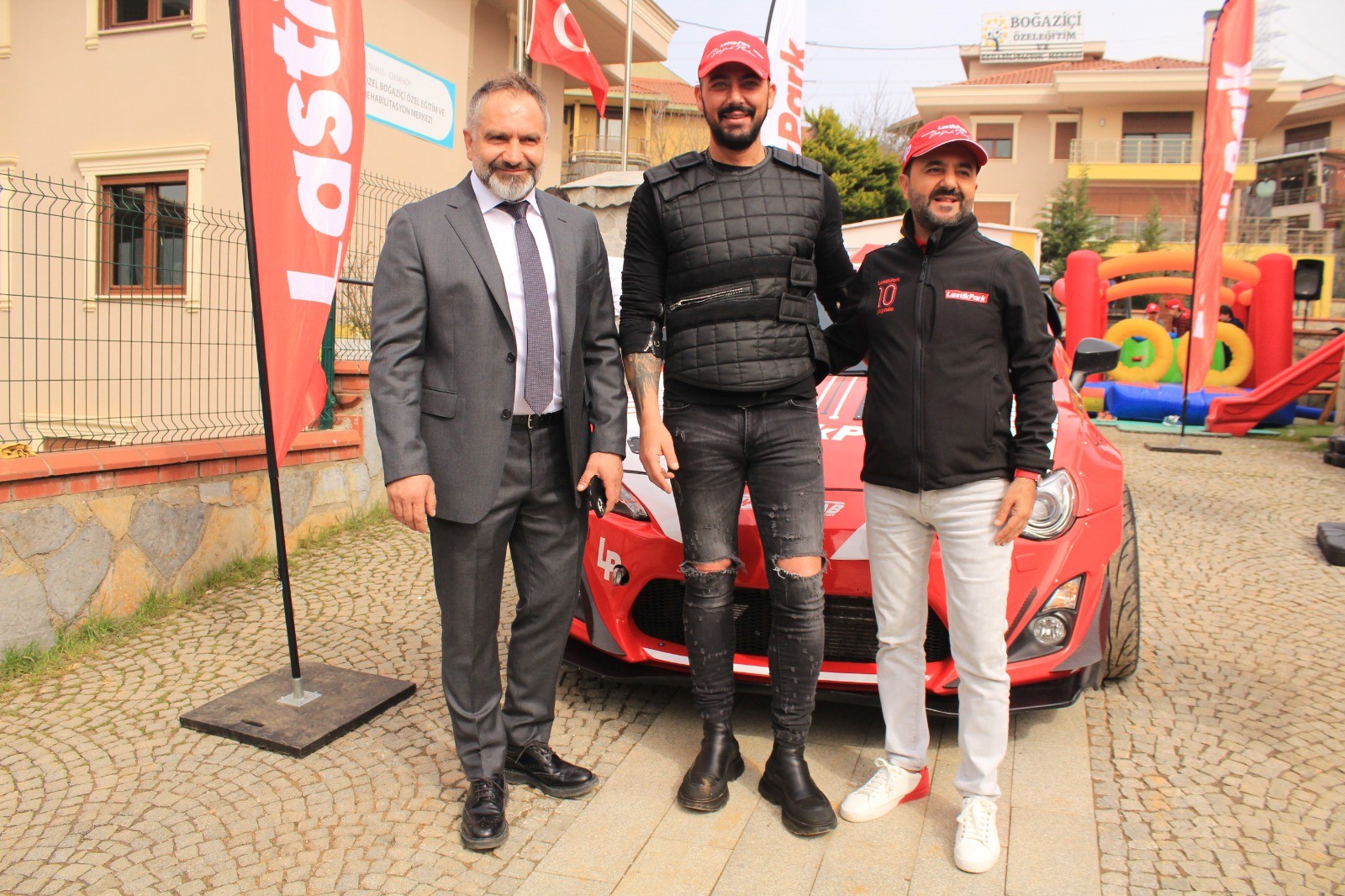 Çekmeköy’de ünlü drift pilotu Ertuğrul Makena, otizmli çocuklar ile bir araya geldi