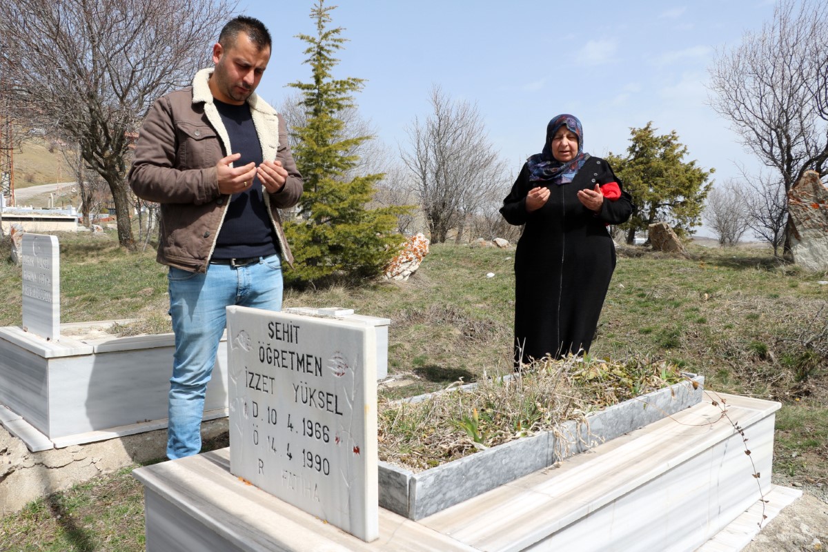 Üzerinden tam 32 yıl geçti, şehit öğretmenin acısını ilk günkü gibi yaşıyorlar